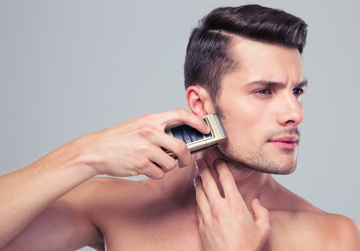 Выбрать бритву мужскую. Электробритва Philips s3134/5. Мужчина бреется. Побритый мужчина. Гладко выбритый мужчина.