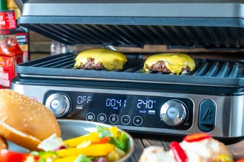 grillowanie kotletów na hamburgery - test grilla elektrycznego marki Braun - czteryfajery.pl